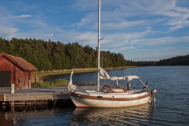 Noulla fortøyd ved en privat brygge